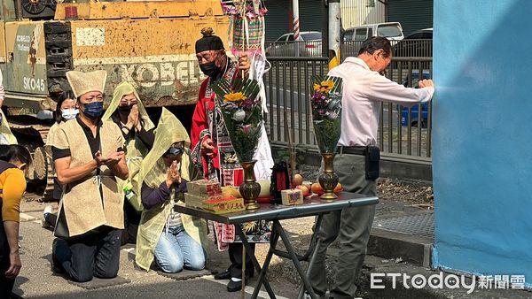 ▲▼     遊覽車撞涵洞1死，家屬返現場招魂        。（圖／記者吳世龍攝）