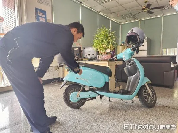 ▲東港警分局崁頂分駐所警員鄭瑞獻協助阿北充電          。（圖／記者陳崑福翻攝）