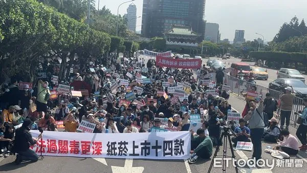 ▲▼菸防法修正案通過週年仍卡關國健署，資深媒體人號召千人上街頭。（圖／記者邱中岳翻攝）