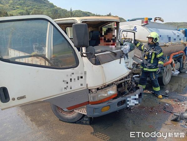 ▲▼ 貨車追撞前方灑水車，貨車駕駛左腳骨折            。（圖／記者戴上容翻攝）