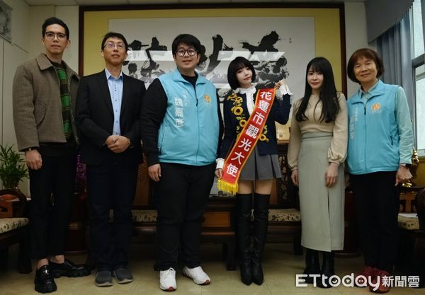 ▲▼花蓮市長魏嘉彥親自為大馬女神林明禎披上觀光大使背帶並致贈聘書。（圖／花蓮市公所提供，下同）