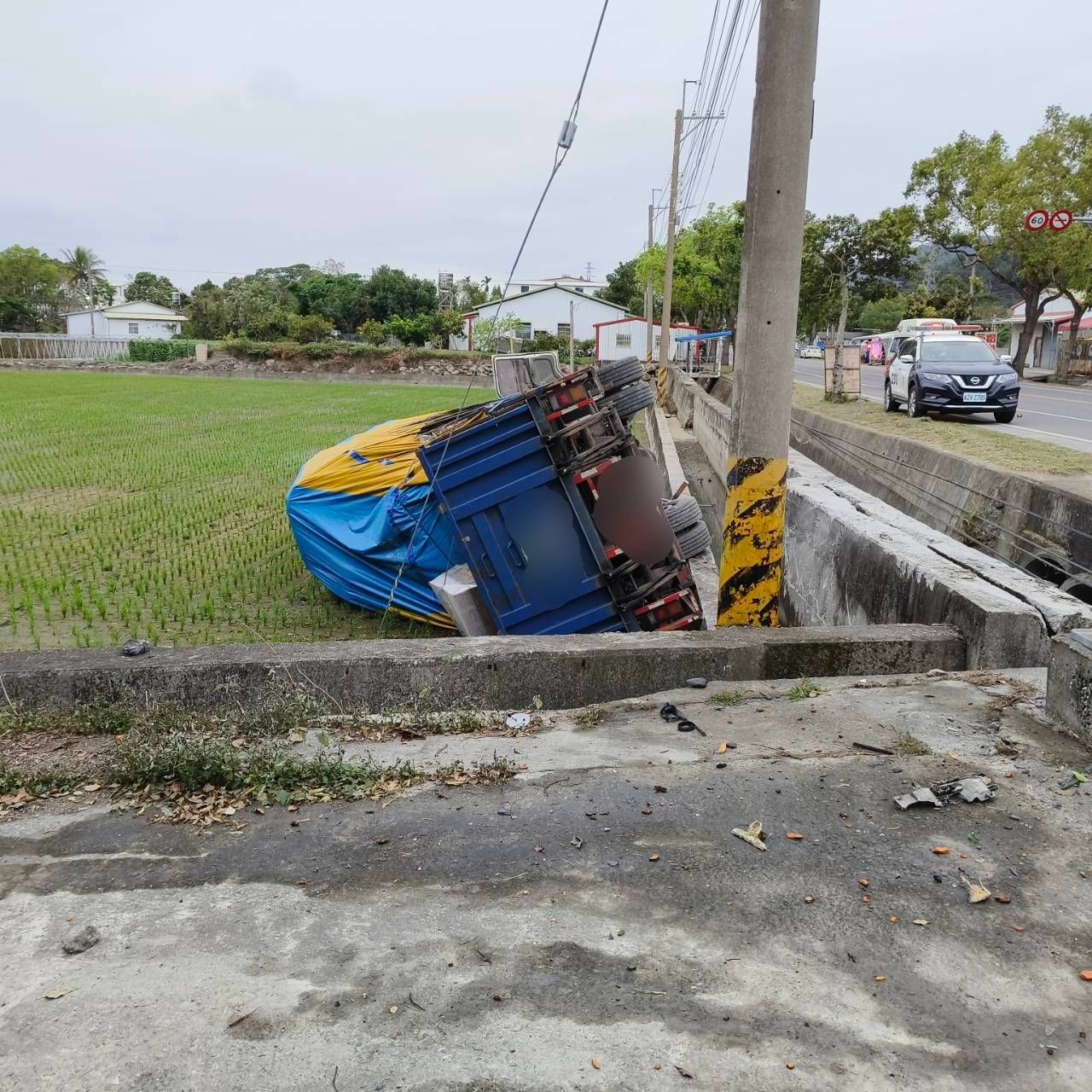 ▲大貨車擦撞路樹翻覆田間。（圖／記者楊漢聲翻攝）