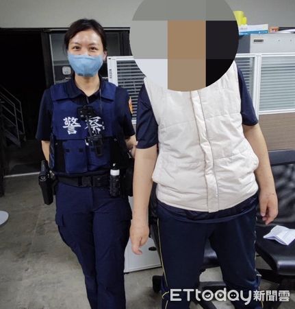 ▲▲枋寮警分局枋察派出所警員黃茂全、陳慧婷協助丁男搭火車返家             。（圖／記者陳崑福翻攝）