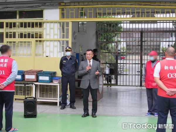 ▲▼典獄長於集會時公開表揚並頒贈獎狀及轉交失主致贈的紅包。（圖／台東外役監提供，下同）