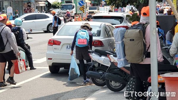 ▲▼甥舅3人自發性跟在白沙屯媽祖遶境隊伍，沿路撿拾垃圾，也有不少民眾也協助撿垃圾             。（圖／記者黃彥傑攝）