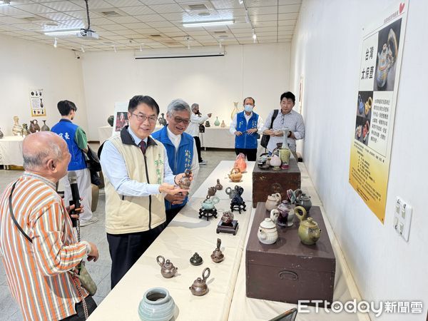 ▲台灣陶藝界大師翁國禎，在台疆祖廟大觀音亭暨祀典興濟宮舉辦「翁國禎感恩陶藝展」，展出39件歷年創作作品及新的挑戰「手拉坯壽桃」作品，市長黃偉哲等人親臨祝賀。（圖／記者林東良攝，下同）