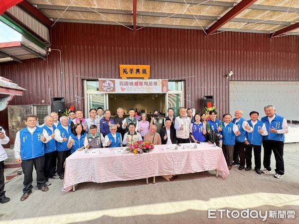 ▲台灣陶藝界大師翁國禎，在台疆祖廟大觀音亭暨祀典興濟宮舉辦「翁國禎感恩陶藝展」，展出39件歷年創作作品及新的挑戰「手拉坯壽桃」作品，市長黃偉哲等人親臨祝賀。（圖／記者林東良攝，下同）