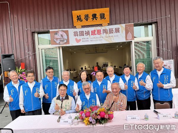 ▲台灣陶藝界大師翁國禎，在台疆祖廟大觀音亭暨祀典興濟宮舉辦「翁國禎感恩陶藝展」，展出39件歷年創作作品及新的挑戰「手拉坯壽桃」作品，市長黃偉哲等人親臨祝賀。（圖／記者林東良攝，下同）