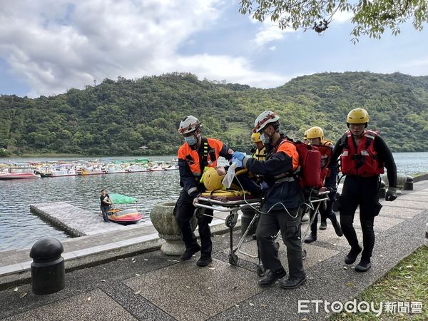 ▲乘客落水獲救後送院治療演練。（圖／航港局提供）