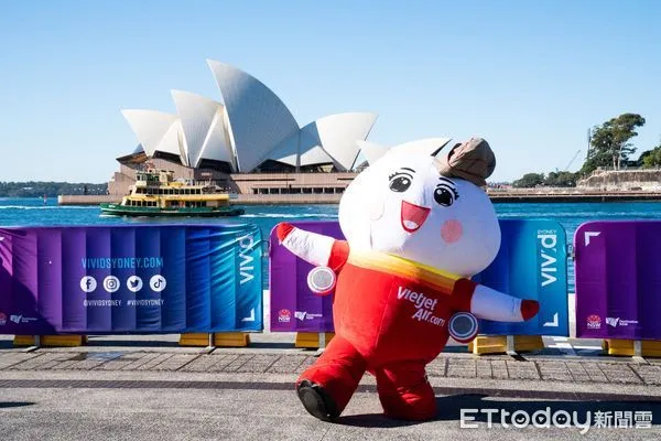 ▲越捷航空吉祥物Amy到澳洲雪梨，慶祝即將開通的越南河內至澳洲雪梨航線。（圖／越捷提供）