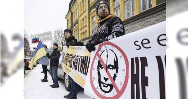 據聯合國「最幸福國度」報告芬蘭連續7年蟬聯全球冠軍，但芬蘭人自己很有意見。圖為芬蘭人3月17日在芬蘭赫爾辛基的俄羅斯大使館外示威。（圖／達志／美聯社）