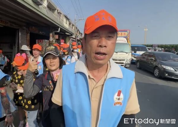 ▲崙背鄉民代表李居安每年都會準備結緣飲食或所需備品給追隨媽祖南下的「香燈腳」，今年特製1700條瑜伽睡墊。（圖／記者蔡佩旻翻攝）