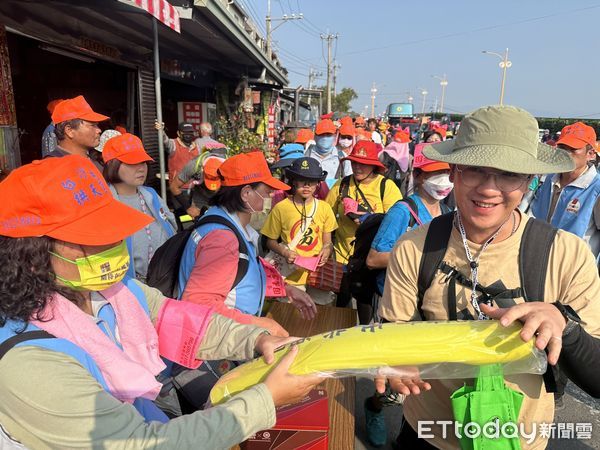 ▲崙背鄉民代表李居安每年都會準備結緣飲食或所需備品給追隨媽祖南下的「香燈腳」，今年特製1700條瑜伽睡墊。（圖／記者蔡佩旻翻攝）