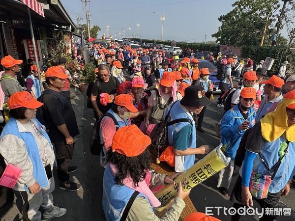 ▲崙背鄉民代表李居安每年都會準備結緣飲食或所需備品給追隨媽祖南下的「香燈腳」，今年特製1700條瑜伽睡墊。（圖／記者蔡佩旻翻攝）