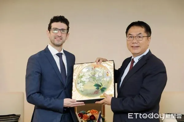 ▲台南位於比利時的姊妹市魯汶市市長黎默德，於22日率其市政團隊，在比利時台北辦事處長馬徹的陪同下，拜會台南市政府，市長黃偉哲特率新聞及國際關係處長蘇恩恩接見歡迎。（圖／記者林東良翻攝，下同）