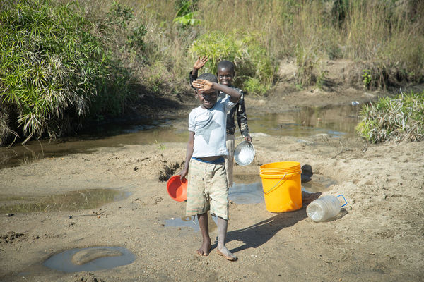▲▼缺水區的孩童，每天要走6公里路才有機會獲取乾淨的水。（圖／台灣世界展望會提供）
