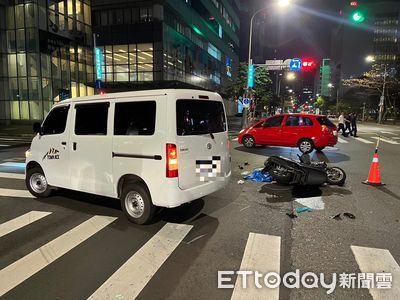 快訊／內湖晚間嚴重車禍！廂型車轉彎撞機車　騎士遭捲車底
