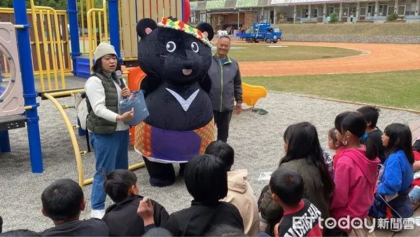 ▲林業及自然保育署台東分署關山工作站人員扮成黑熊進行宣導。（圖／記者楊漢聲翻攝）