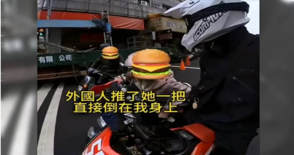 女騎士連續變換車道未打方向燈，還一路蛇行，外籍男騎士直接騎到女騎士右側動手推了她一把。（圖／IG　zheyi936）