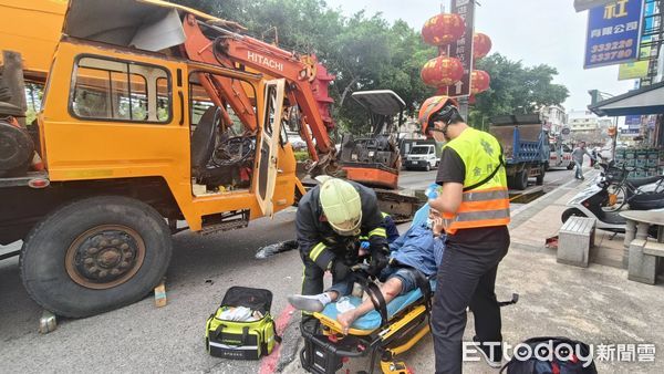 ▲▼大型吊車失控追撞！挖土機掉落「砸中駕駛艙」　上演絕命終結站。（圖／記者林名揚翻攝）