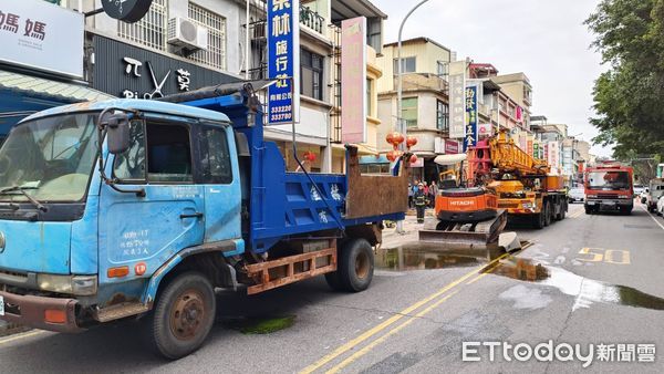 ▲▼大型吊車失控追撞！挖土機掉落「砸中駕駛艙」　上演絕命終結站。（圖／記者林名揚翻攝）