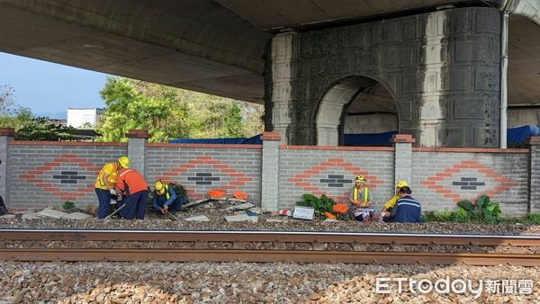 ▲▼宜蘭鐵路電纜遭剪斷搶修。（圖／讀者提供）