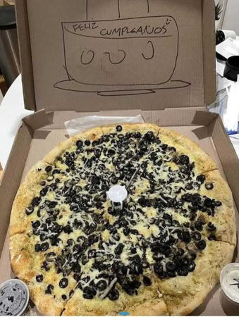 送來的披薩上不僅有大片黑橄欖，店員還暖心畫上生日蛋糕。（圖／取自dcard）