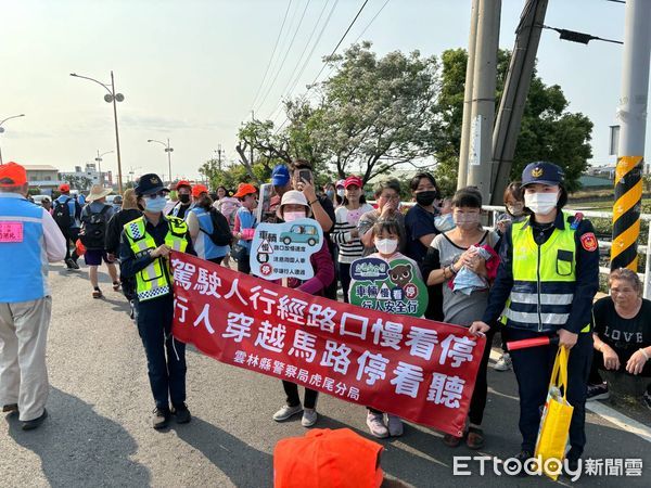 ▲白沙屯媽祖由土庫大橋進入虎尾分局所轄，鑾轎夜間駐駕在土庫鎮順天宮，縣長張麗善也專程前往祭拜，祈求媽祖庇佑雲林。（圖／記者蔡佩旻翻攝）