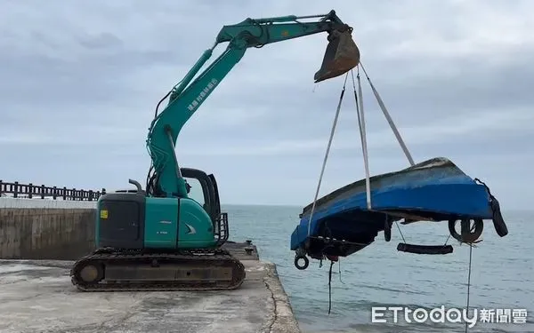 ▲▼馬祖莒光鄉有陳姓漁民在海上撿到一艘船。（圖／記者林名揚翻攝）