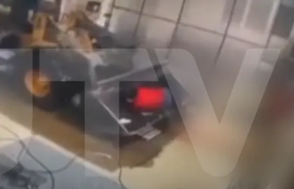 ▲▼挖土機鏟斷婦人雙腿　恐怖畫面曝光。（圖／翻攝自俄媒）