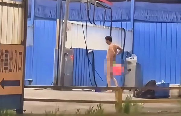 [新聞] 衝洗車場「脫光光洗澡」裸男恐挨罰6千元