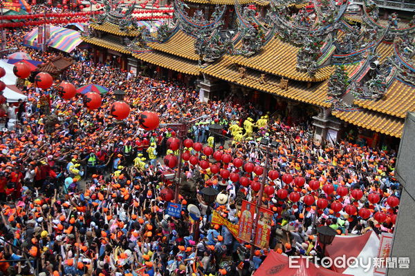 ▲白沙屯媽祖鑾駕回北港朝天宮進香，媽祖鑾轎三進三退於上午11時59分進入北港朝天宮。（圖／記者蔡佩旻攝）