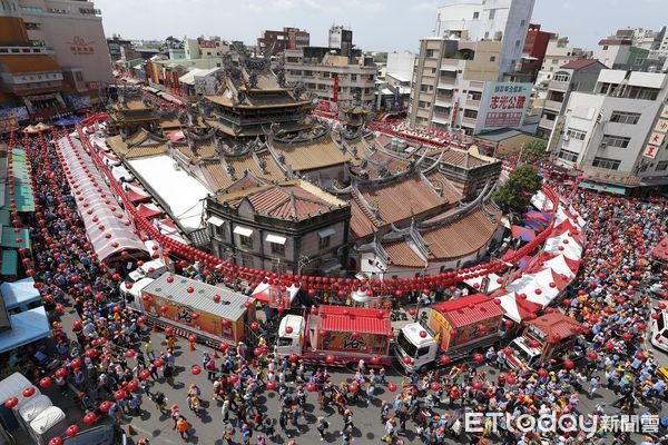 ▲白沙屯媽「粉紅超跑」抵達北港朝天宮　空拍超震撼「萬人夾道看不到盡頭」。（圖／記者湯興漢攝）