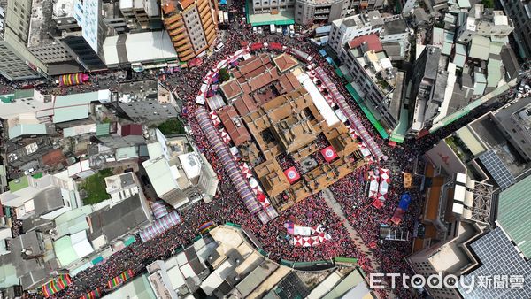 ▲白沙屯媽「粉紅超跑」抵達北港朝天宮　空拍超震撼「萬人夾道看不到盡頭」。（圖／記者湯興漢攝）