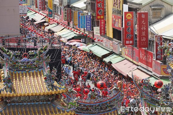 ▲白沙屯媽「粉紅超跑」抵達北港朝天宮　空拍超震撼「萬人夾道看不到盡頭」。（圖／記者湯興漢攝）