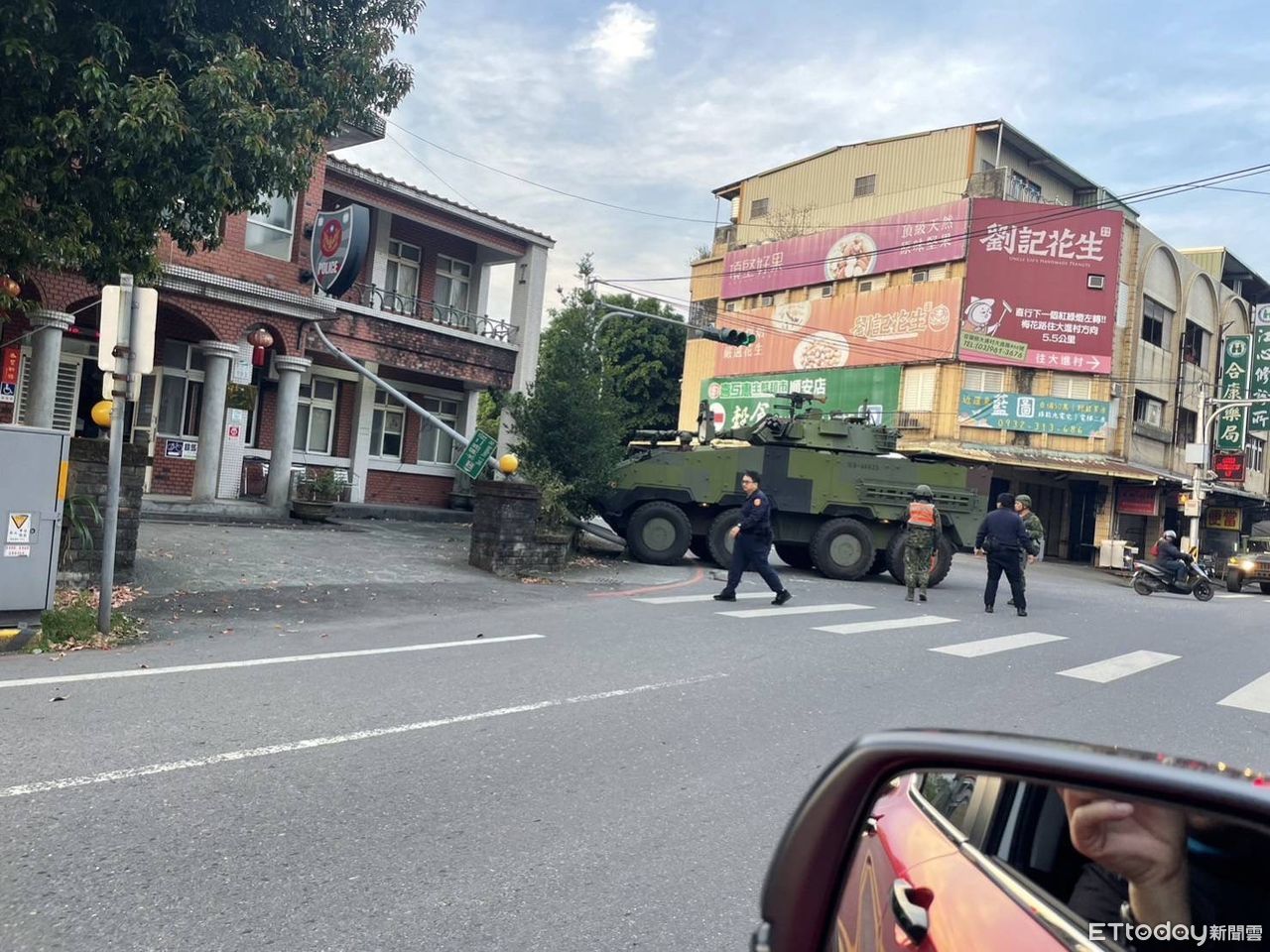 [時事] 宜蘭陸軍雲豹裝甲車閃腳踏車　撞倒路燈砸