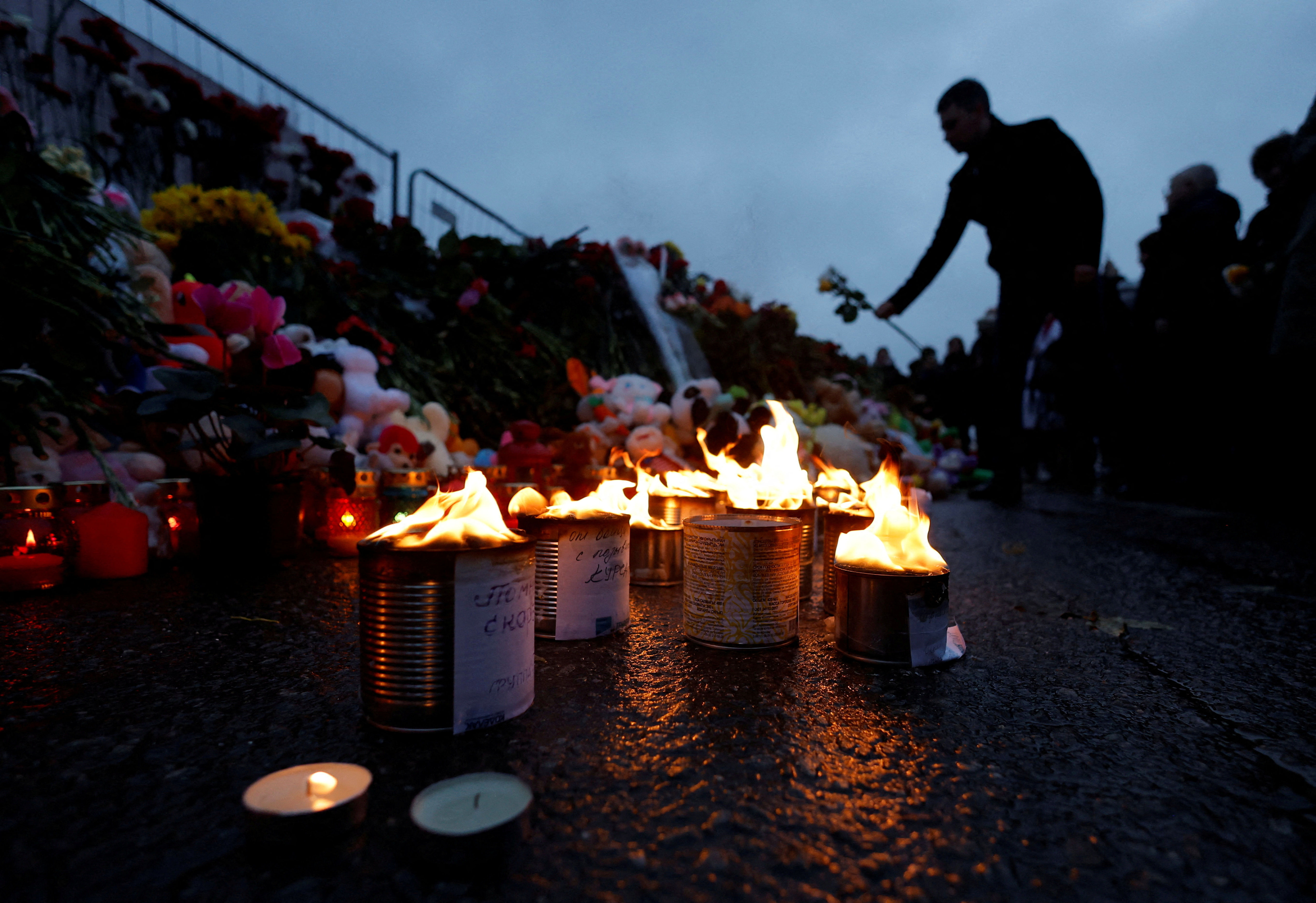 ▲▼民眾聚集在克洛庫斯音樂廳前獻花，哀悼在恐怖槍擊中身亡的死者。（圖／路透）