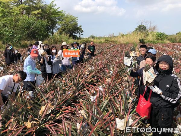 ▲台南市研考會於關廟區辦理「關廟青青作夥行-旺萊之鄉」交流共學參訪，由在地青年帶領民眾認識關廟在地文化、傳產復振、農業創生。（圖／記者林東良翻攝，下同）