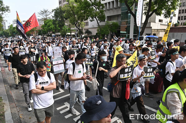 ▲▼行政院會日前通過「道路交通管理處罰條例」修正草案，1200元以下罰鍰不開放檢舉、不記點，並送立法院審查。行人零死亡推動聯盟舉辦「退回交通惡法，停止殘害交通」遊行陳抗活動，邀集民眾簽署「不自殺聲明遺囑」，上街頭反對道交修惡。（圖／記者李毓康攝）