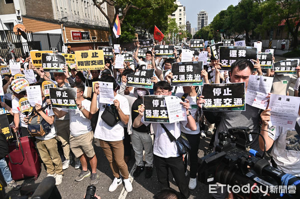 ▲▼行政院會日前通過「道路交通管理處罰條例」修正草案，1200元以下罰鍰不開放檢舉、不記點，並送立法院審查。行人零死亡推動聯盟舉辦「退回交通惡法，停止殘害交通」遊行陳抗活動，邀集民眾簽署「不自殺聲明遺囑」，上街頭反對道交修惡。（圖／記者李毓康攝）