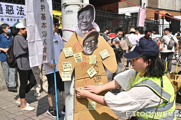 ▲▼行政院會日前通過「道路交通管理處罰條例」修正草案，1200元以下罰鍰不開放檢舉、不記點，並送立法院審查。行人零死亡推動聯盟舉辦「退回交通惡法，停止殘害交通」遊行陳抗活動，邀集民眾簽署「不自殺聲明遺囑」，上街頭反對道交修惡。（圖／記者李毓康攝）