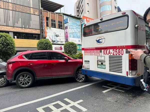 ▲▼  淡水中山路發生3車車禍，造成車流回堵           。（圖／翻攝自臉書細說淡水）