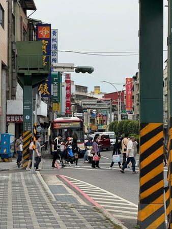 ▲▼  淡水中山路發生3車車禍，造成車流回堵           。（圖／翻攝自臉書細說淡水）