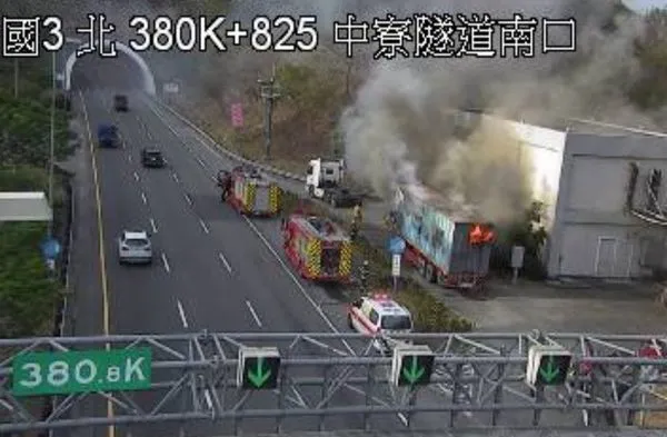 ▲▼      國三中寮隧道口火燒車       。（圖／翻攝高速公路1968）