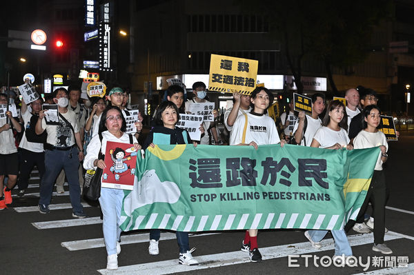 ▲▼《還路於民 VISION ZERO TAIWAN》協會於全台四個城市舉辦「不是數字 而是人命」燭光白紙鶴交通傷亡步行悼念活動。（圖／記者李毓康攝）