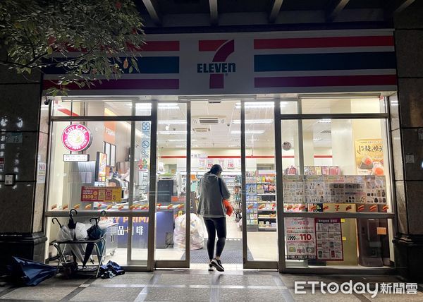 ▲▼7-ELEVEN、星巴克關燈。（圖／記者李毓康攝）