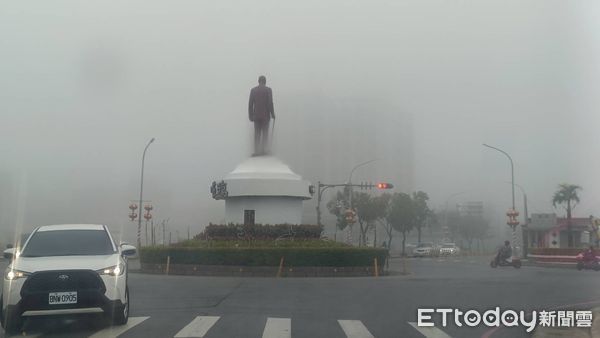 ▲▼濃霧鎖金門，小三通停駛。（圖／記者林名揚翻攝）