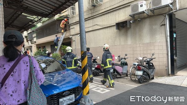 ▲今早新北市板橋有民眾發現，一名少女倒臥2樓遮雨棚，經送醫急救仍宣告不治。（圖／記者陸運陞翻攝）