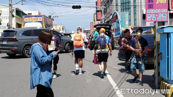 ▲▼台中高商蕭姓高二生跟粉紅超跑急行軍，直喊吃不消，白沙屯媽祖北返12小時未休息             。（圖／記者黃彥傑攝）