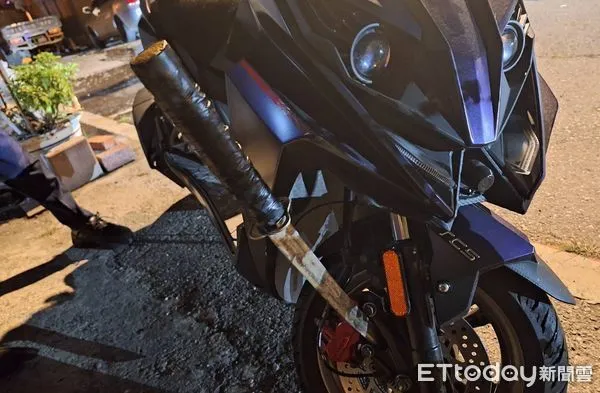 ▲男子見警方出現將武士刀插在車輪上，原以為就能躲避警方的查緝。（圖／玉里警分局提供，下同）